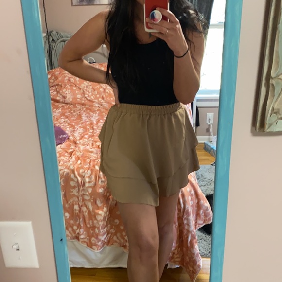 Tan flowy mini skirt - Picture 2 of 4